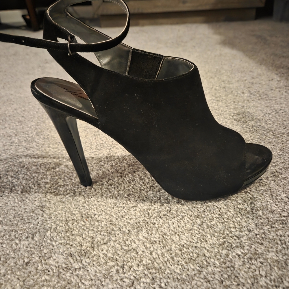 Kenneth Cole New York Black Peep Toe Heels